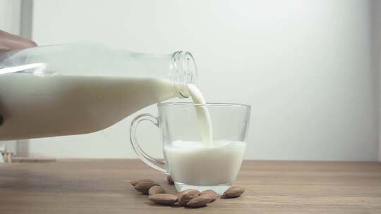 健康早餐喝牛奶乳制品倒牛奶
