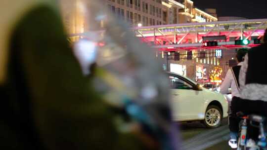 城市夜晚夜景行人过马路车流人流脚步人文人