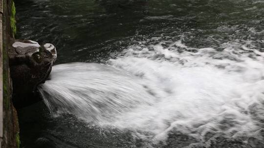 济南黑虎泉泉水喷涌，护城河解放阁游览视频素材模板下载