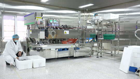 工厂工人操作流水线设备