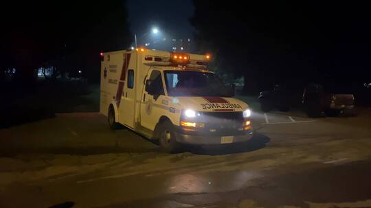 一辆随时准备应对医疗紧急情况的救护车