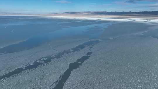 青海青海湖蓝天白云湖面结冰航拍4K视频