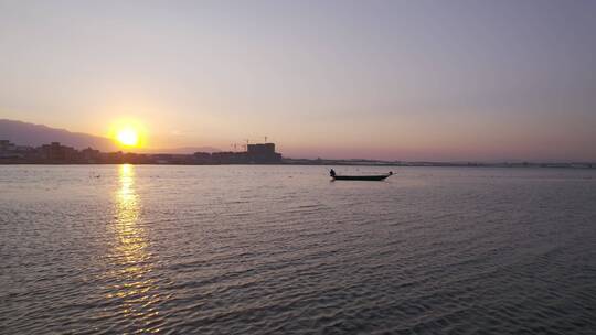 4K高清航拍 夕阳湖面渔船