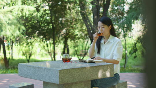 中国女性女人户外公园喝茶读书学习办公