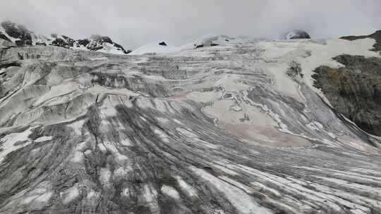 航拍川西沙鲁里山脉加拉本森雪山冰川