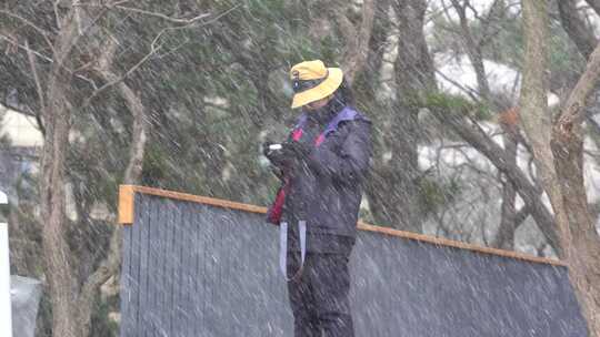 威海高区火炬八街冬季初雪游客赏雪打卡街景