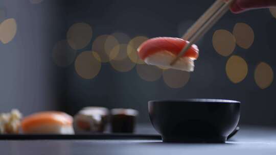 筷子夹起精致寿司瞬间