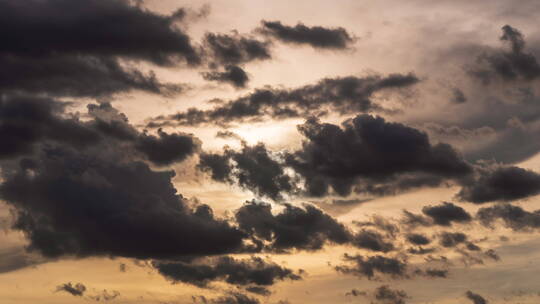 夕阳下天空中浮动的云彩