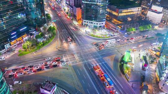 江南市夜间的延时交通首尔，韩国