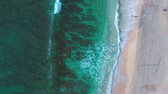 航拍海浪涌向海岸