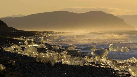 海洋边透明的碎冰