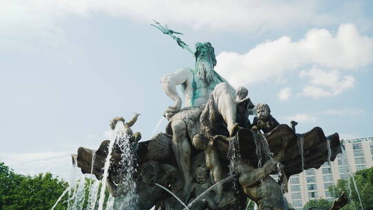柏林海王星喷泉雕塑视频素材模板下载
