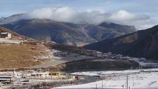 川西航拍雪后的上城子村雪景田园风光