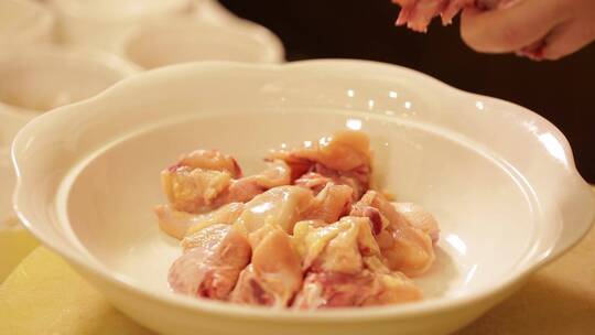 【镜头合集】葱姜水料酒调料腌制鸡肉去腥
