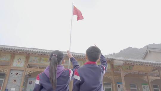 同学向国旗敬礼