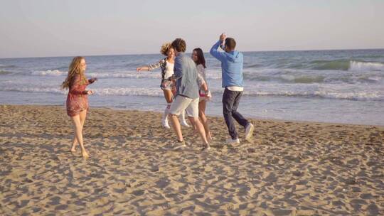 年轻人在沙滩上奔跑