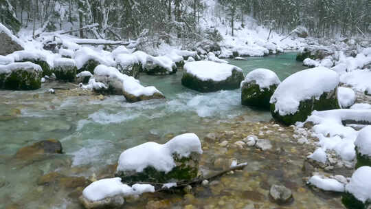 冬季河流溪流