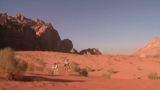 男人骑骆驼过沙漠