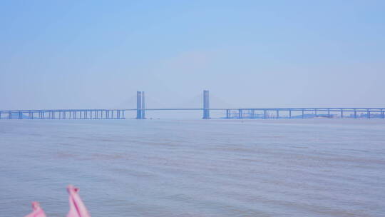 情侣在海面望向魁浦大桥