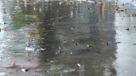 下雨天路面雨水雨滴地面视频素材模板下载
