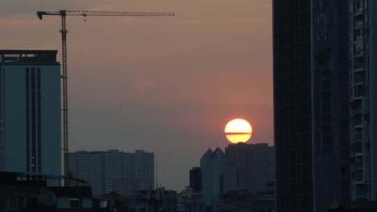 城市日落夕阳火烧云