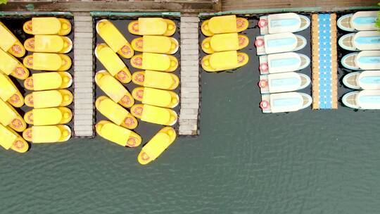 4K俯拍夏日湖边游船休闲度假视频