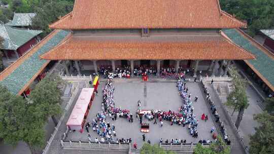 古建筑前传统仪式活动场景