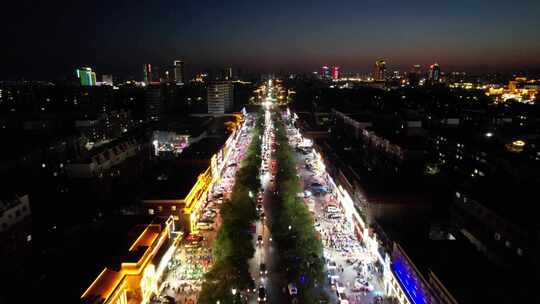 繁华城市夜景，灯火通明的街道景象