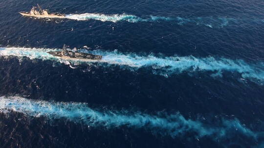 美国舰队在海上行驶
