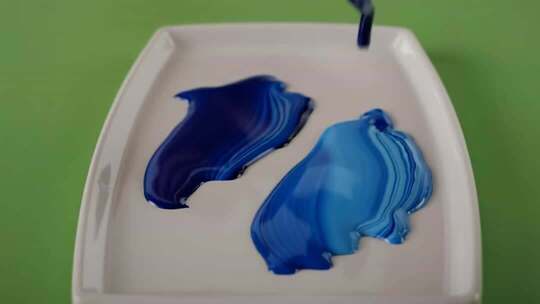 调色板上蓝色颜料特写