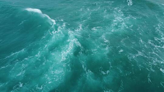 海浪拍打大海蔚蓝海面