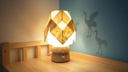床头折纸造型台灯特写