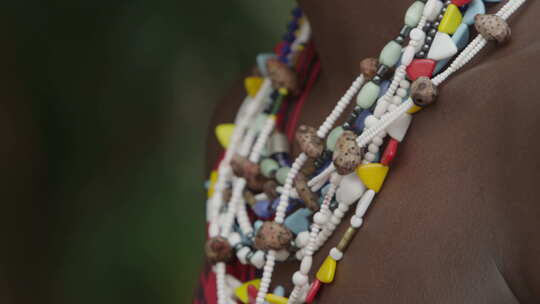 非洲坦桑尼亚色非洲马赛人穿传统服装跳舞唱歌彩斑斓的珠饰项链特写