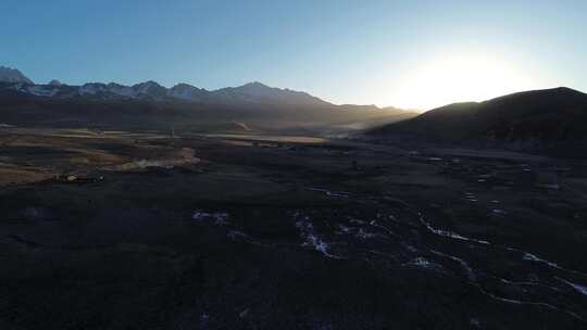 清晨的四川甘孜州塔公草原雅拉雪山航拍