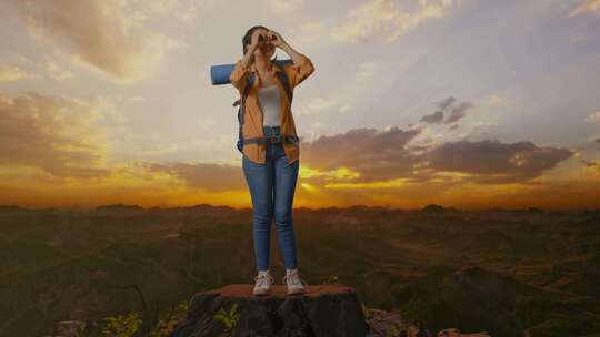 亚洲女性徒步旅行者微笑着，在山顶上做双筒