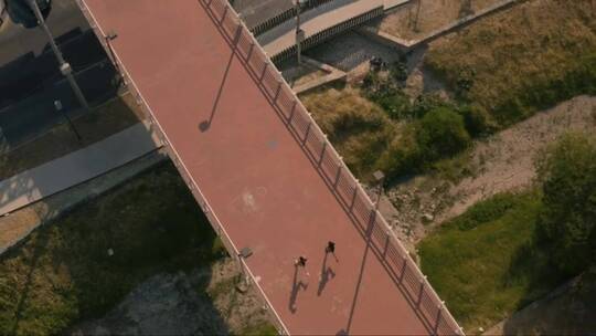 两个人慢跑穿过人行桥