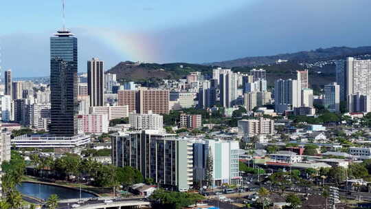 夏威夷檀香山天际线上的彩虹
