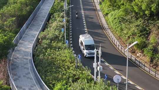 行驶在沿海公路的房车视频素材模板下载