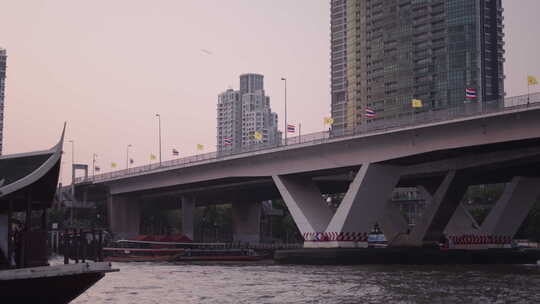 泰国曼谷的湄南河，许多船出租车在城市的桥