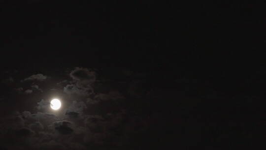 月亮在云朵里穿梭