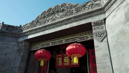 中式古建筑门口红灯笼场景