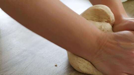 女性双手揉面近景画面