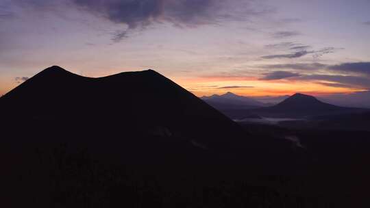 日落时的锥形火山