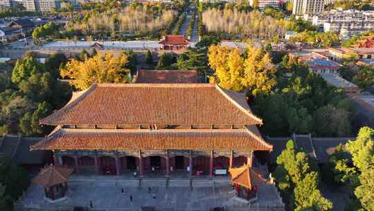 深秋泰安，岱庙色彩斑驳