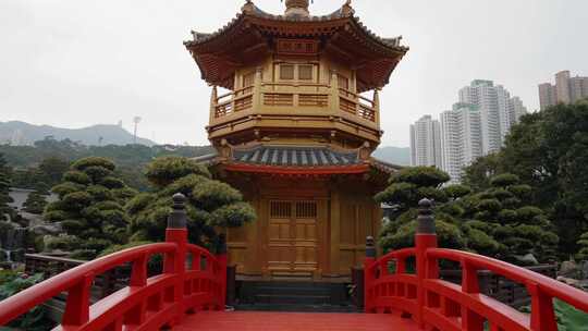 越过一座红桥，走向中国的一座古庙