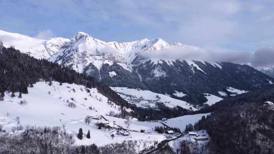 美丽的史诗级山脉法国阿尔卑斯山无人机镜头