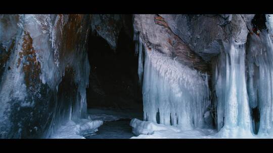 寒冷的洞穴冰封地下洞穴冰柱子结冰滴水成冰