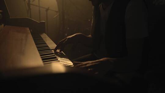 一个男人在弹钢琴