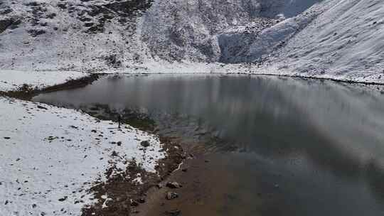 青海互助浪士当雪山水流天空航拍视频