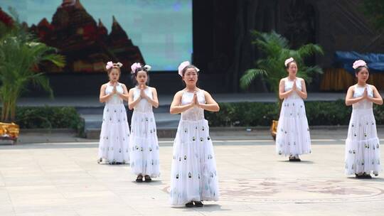 济南九顶塔民族风情园傣族泼水节